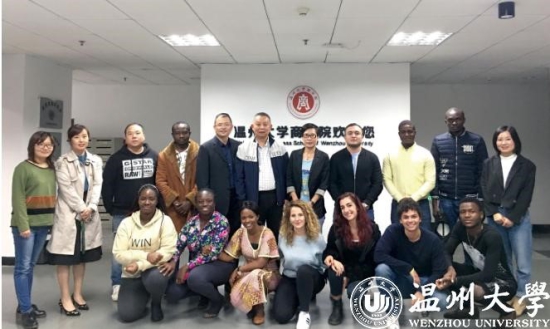 LY体育·(国际)官方网站商学院第一届硕士学位留学生合影.jpg